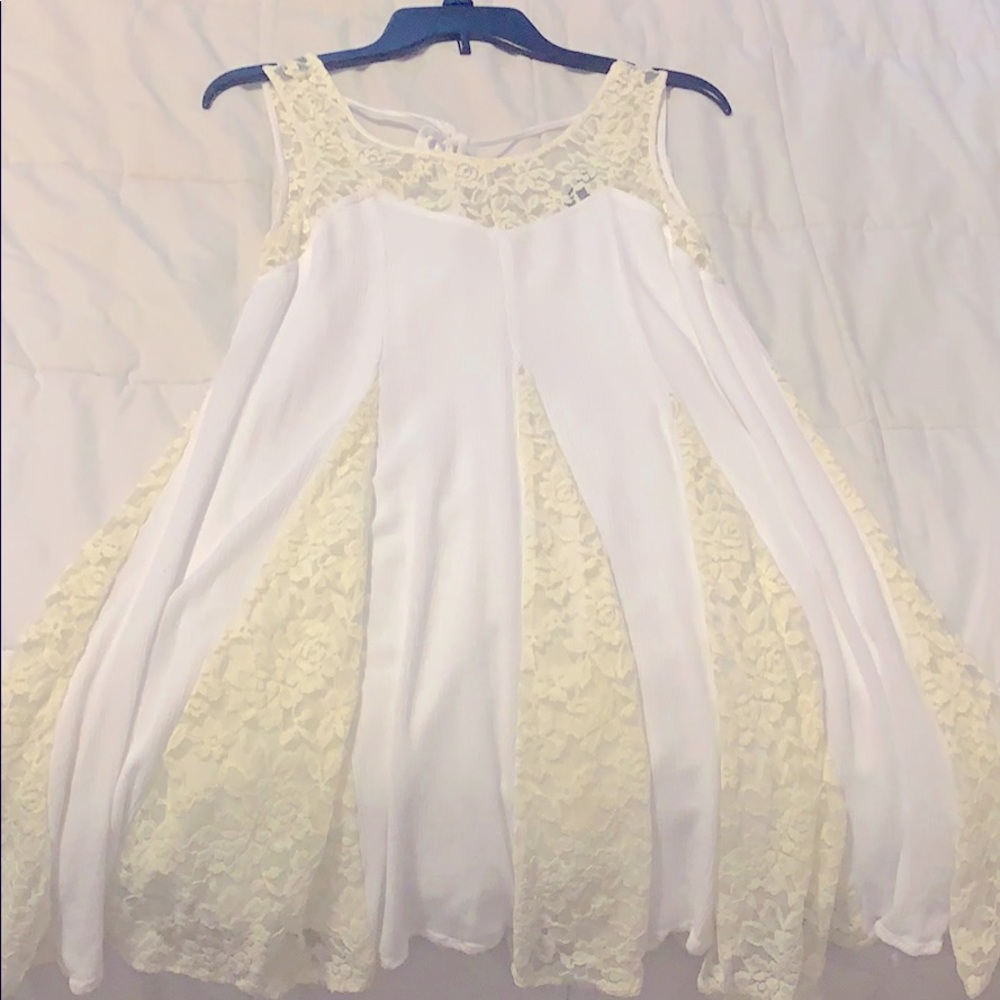 Dress. White and cream lace.